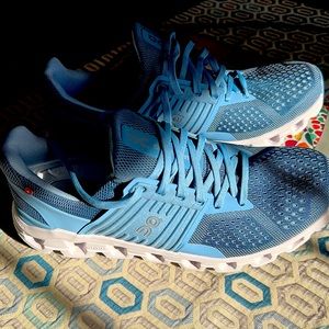 New On Cloud lady shoes  received by error in stead of the male version.